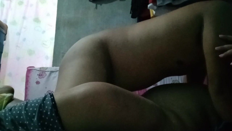 Chubbyme Pinay: Backrider tombul pinay büyük bir rıhtıma bayılıyor ve kovboy kız...