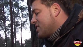 Hon blir upphetsad över att bli knullad utomhus