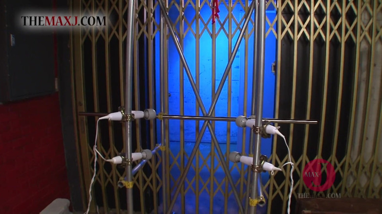 Asian happy ending: Onderdanige Aziatische jonge meid in visnetten neemt bondage Hitachi orgasme...