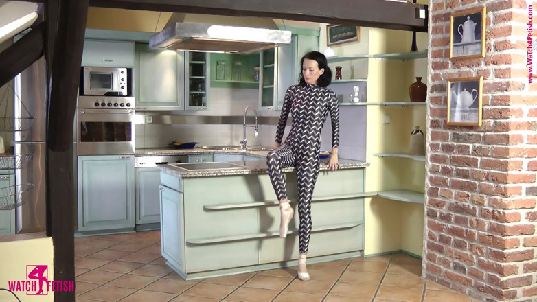 Watch4fetish: Flexibilidad en el catsuit de spandex