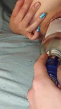 Lamiendo con una botella