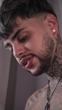 Avsugning ansikts het tatuerad hingst inked mike använder magic c söt twink mun och täcker hans ansikte i tjock sperma