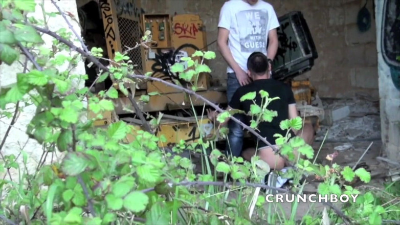 Crunch Boy: Sofian 被 kameron Frost 在户外性交