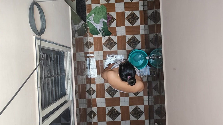 Hot crystal: Padosan Bhabhi Nahate Hue Dekhi