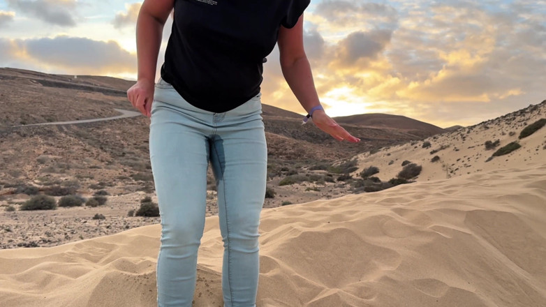 Emma Voyeur: Preso Na Areia - Eu Molhai Meu Jeans Enquanto Está Preso