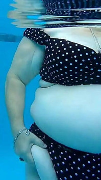 Mokra dzika zabawa w słońcu pełne wideo