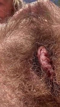 Nackt draußen ein sonnenbaden und meine haarige muschi zeigen