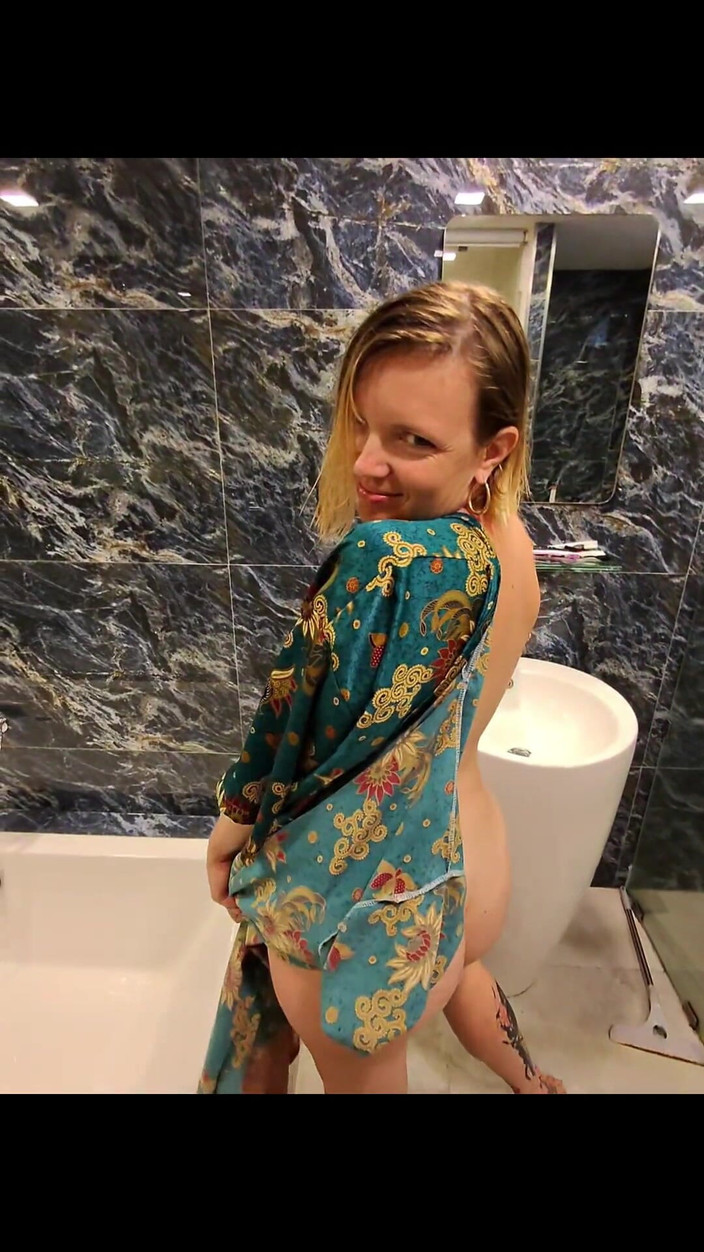 Sexymarghot: 我在她的浴室里操我的继母的屁股