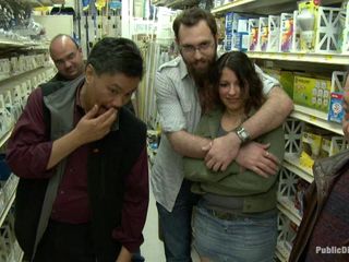 Public Disgrace by Kink: 20-letnia dziwka przyzwyczaja się w sklepie ze sprzętem