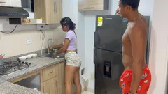 Gran culo hermanastra folla hermanastro en la cocina después de ver su enorme polla hasta que su culo se llena con mucho semen