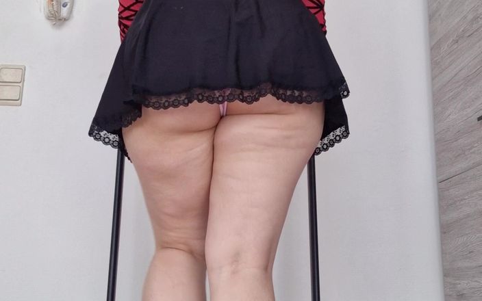 Tina Angel: Marcher sur un tapis de course en mini-jupe avec et...