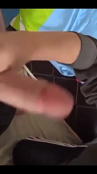 Sevimli orta yaşlı seksi kadın tüm süt çıkana kadar penisini emiyor