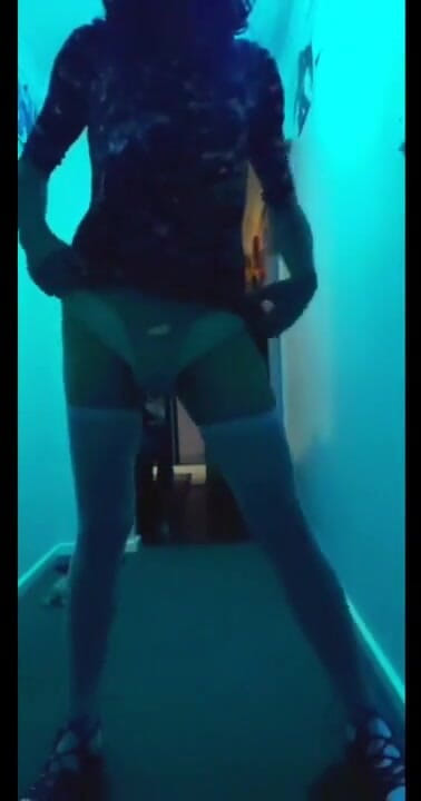 Lizzaali: Jugando bajo luces azules y rojas