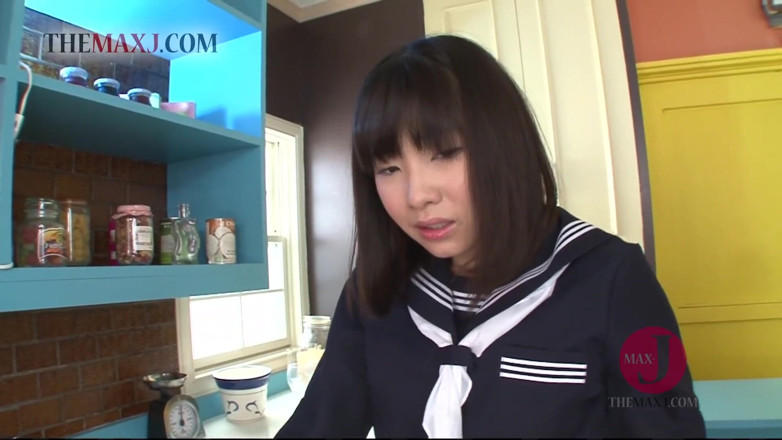 Asian happy ending: Krásná asijská studentka si nechá vyprskat chlupatou kundičku