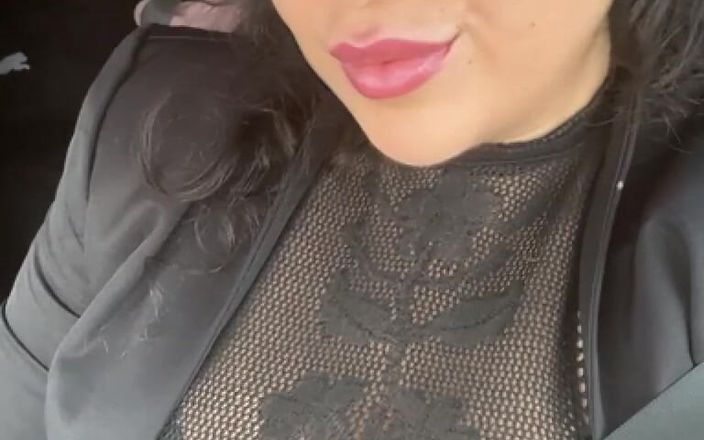 LadyAyse5: Bună ziua fanilor mei și sclavi, ce vrei să vezi astăzi?