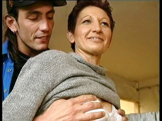 Xfamster: Zralá děvka s krátkými vlasy jezdí na chlapově velkém a...