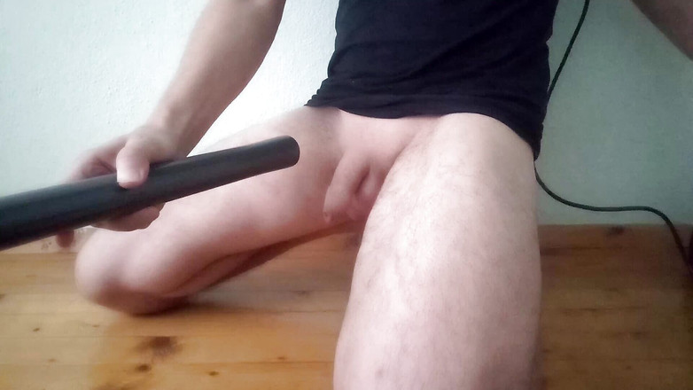 Jocum: Allarga il cazzo con l'aspirapolvere e poi fa una sega