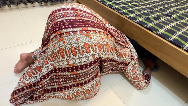 Aria Mia: 埃及美丽的大屁股和紧致阴户热辣继母被困在床底下，然后她想要我粗暴的肛交