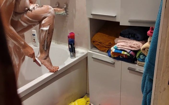 Emma_Alex: Złapałem moją przyrodnią siostrę w łazience