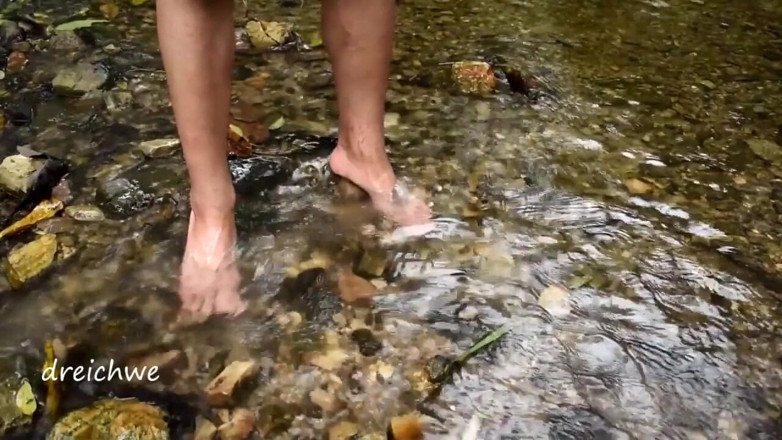 Dreichwe: Mandi kaki di sungai