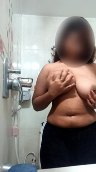 Desi ragazza con grandi tette tushi si spoglia 02