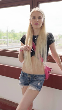 German Scout - Blonde Kurus Nela Decker orgasme pancutan mani kali pertama semasa casting berkongkek