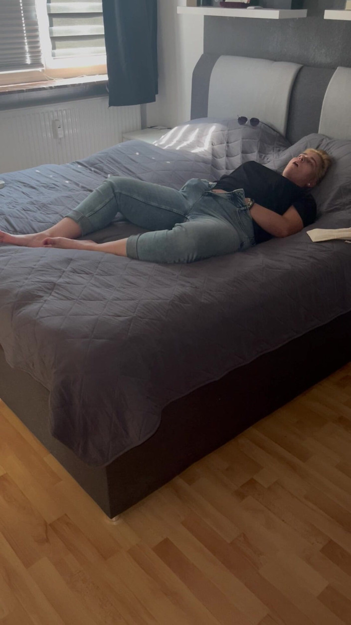 Bonieclydeerotik: Masturbazione Lavora sul mio letto Solo è tempo per me Ti...
