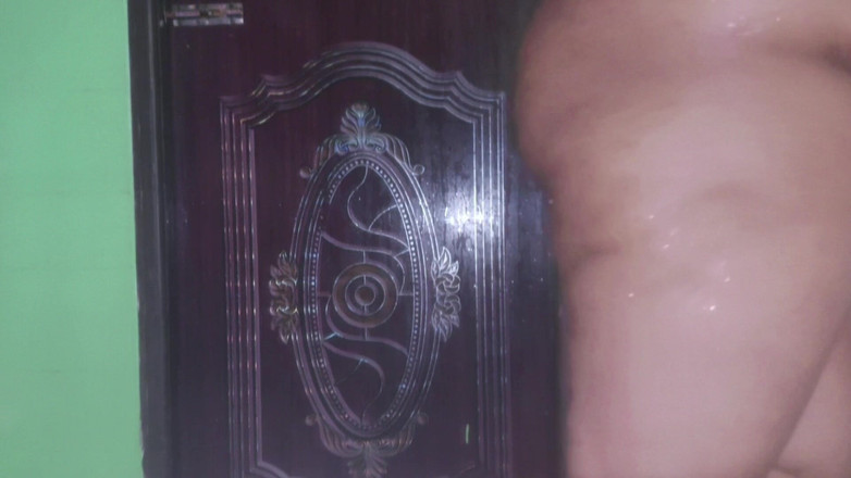 Your Boy's Cum: Quando minha madrasta toma banho no meu banheiro sem porta...