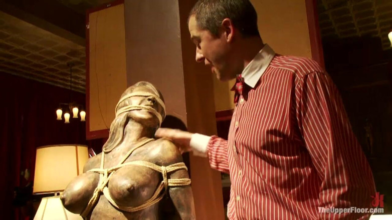 The Upper Floor by Kink: Matresse Madeline ist im oberen Stock willkommen