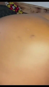 Obrovský zadek jí ulizuje zadek a kundičku velkým penisem