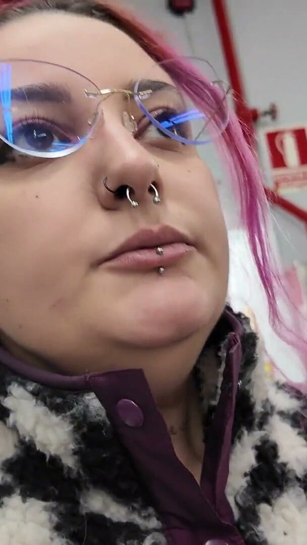 All You Can Fetish: La ragazza grassoccia viene ruggita al supermercato esibizione pubblica imbarazzante