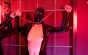 Rubber pervs: Schiava in tuta di lattice in tacchi elettro shock