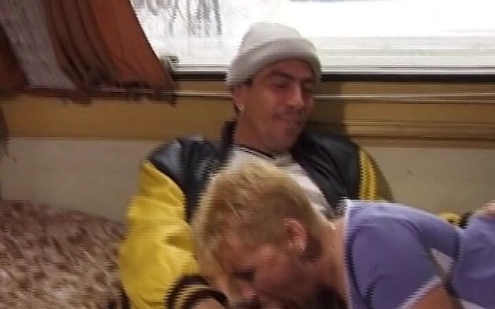 German amateur couples: Edepsiz sarışın Alman kaltak boşalmadan önce sert sikiliyor