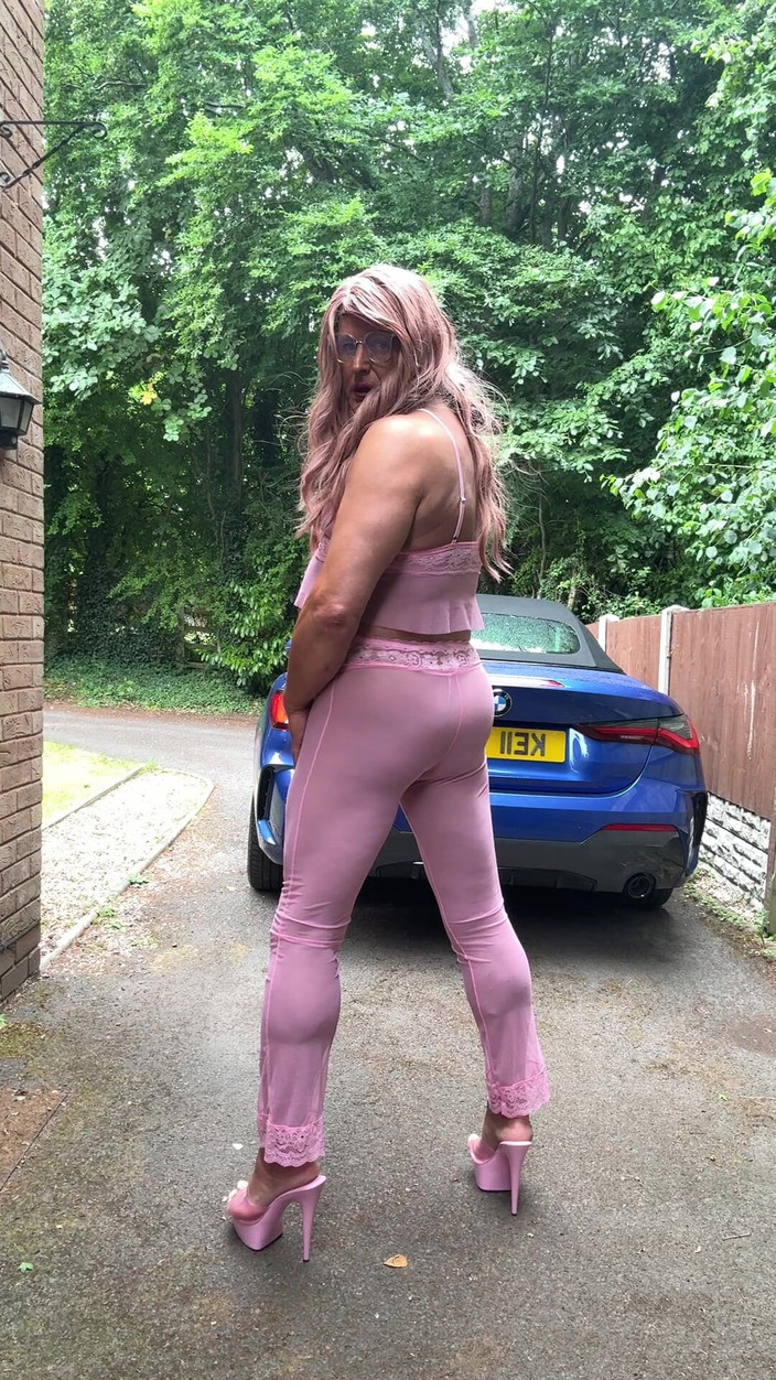 Kellycd2022: La sexy travestita kellycd2022 in abito rosa e tacchi