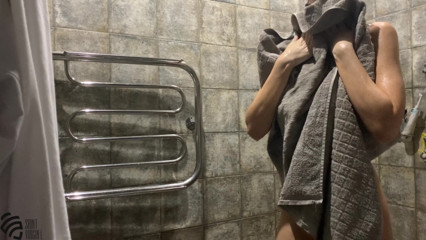 LizaVirgin: Liza Virgin si fa una doccia, si rade la sua...