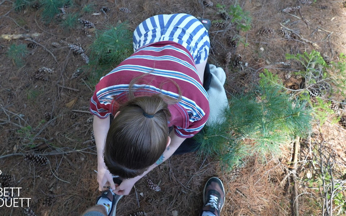 BettDuett: Přítelkyně polyká sperma při chůzi !!