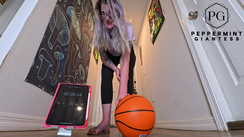 Peppermint Giantess: 6'7 高挑女神单手篮球挑战这些巨大的手能支配多久？