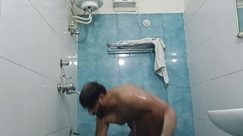 Daddy Dude: Indyjski nagi tata cieszy się gorącym prysznicem i pokazując swoje...