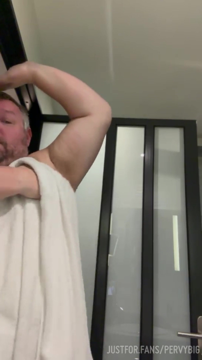 PervyBig: 我洗完澡后的晨间例行公事