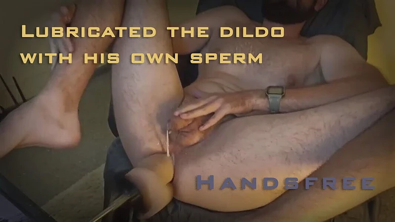 AnalOrgasm: 用他自己的精子润滑假阳具 - 用性爱机器免提肛交高潮