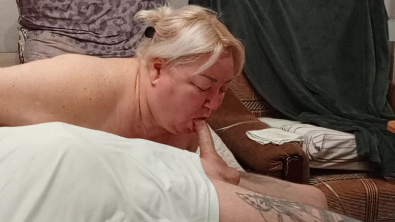 Zona901: Cette voisine adore prendre une bite dans la gorge et...