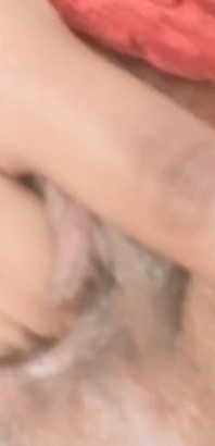 Güzel ve heyecan verici hermafrodit kendine dokunuyor.