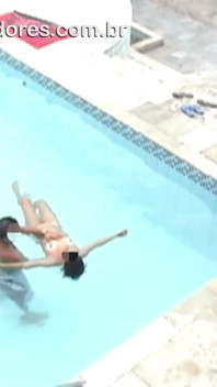 Băiatul filmează prietene nerușinate goale în piscină