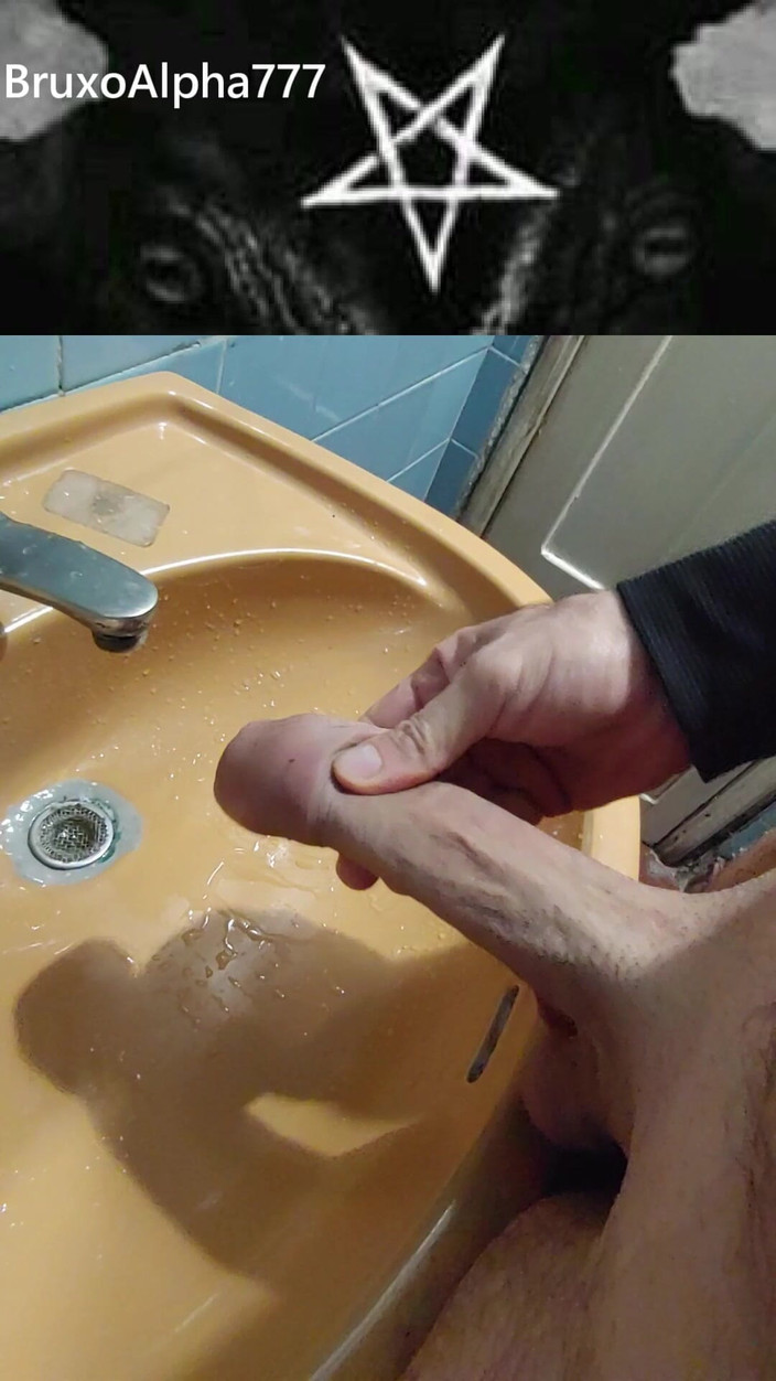 BruxoAlpha777: Mi gran pene orinando