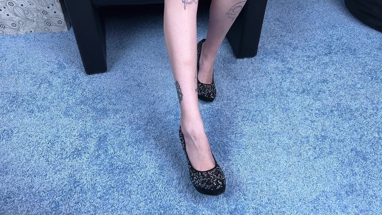 Eva Deva: Deine herrin bestraft deine eier