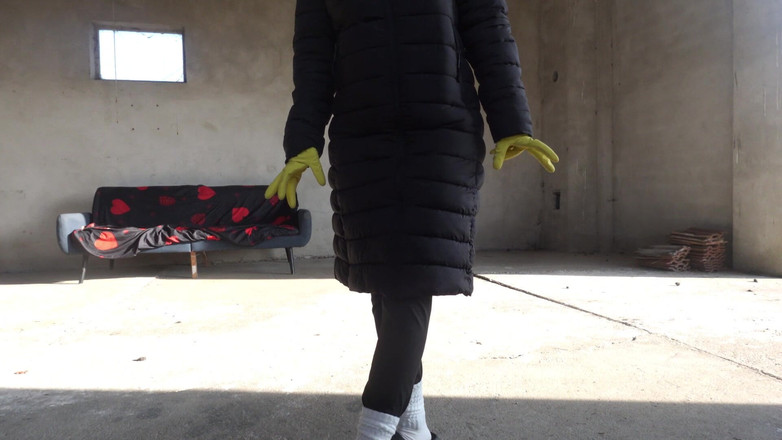 AmayaMori: Ma demi-sœur est dans un endroit désert avec des gants...