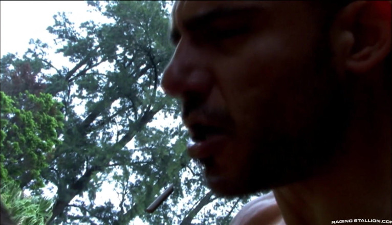 Raging Stallion: Antony Squellary อยู่ใต้ระเบียงเมื่อ Pedro Andreas เดินขึ้นจากสวน
