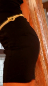 Schönes blondes schätzchen in sexy dessous strip für uns