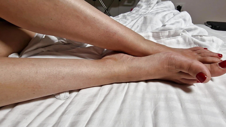 Glenn studios: Si Dia Menunjukkan Kakinya Di Atas Katil Hotel