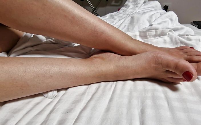 Glenn studios: Lei mostra i suoi piedi sul letto dell&amp;#039;hotel